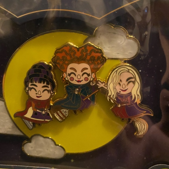 Limited Edition (500) Glow in the Dark Loungefly x Disney Hocus Pocus slide pin - Picture 2 of 10